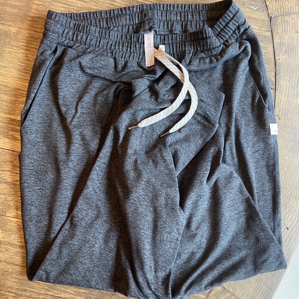 Vuori Performance Jogger Women’s Medium, charcoal Heather
